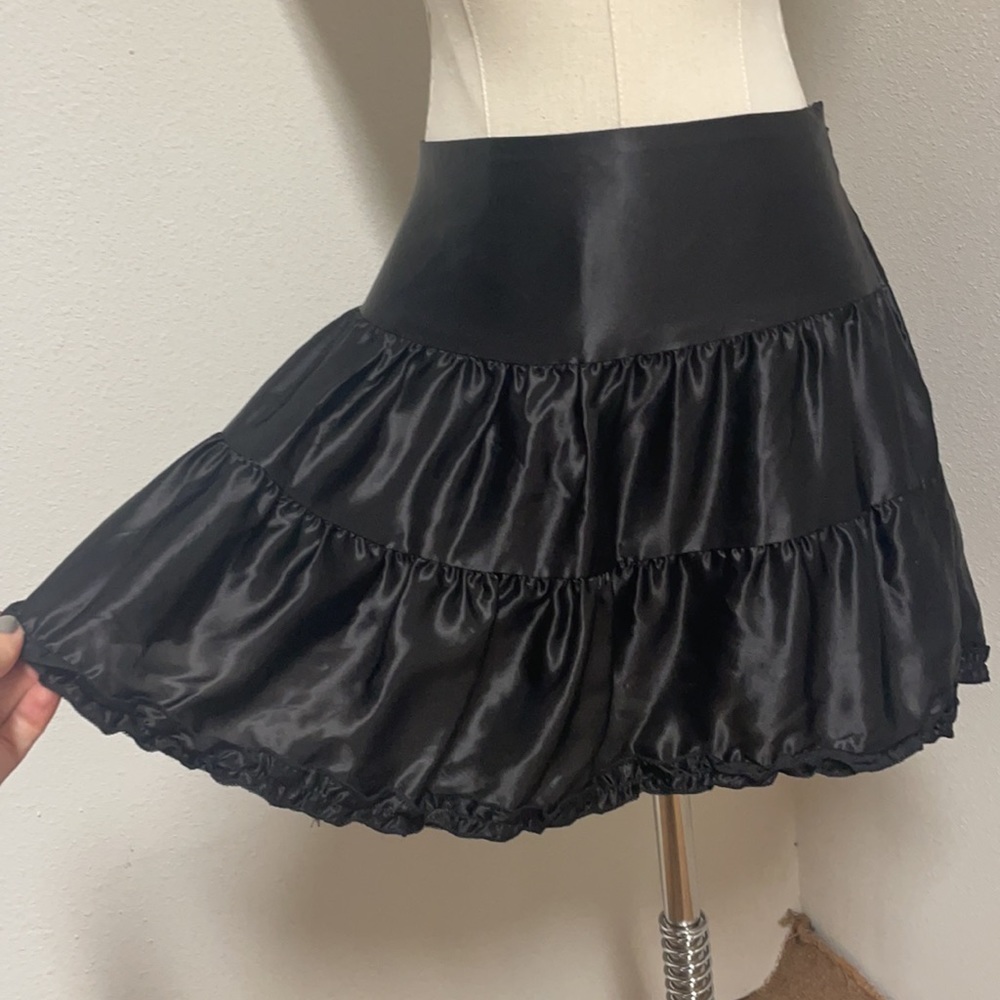 GUESS NWT SIZE M BLACK SATIN RUFFLE MINI SKIRT